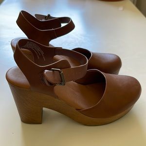 Universal threads tan heels